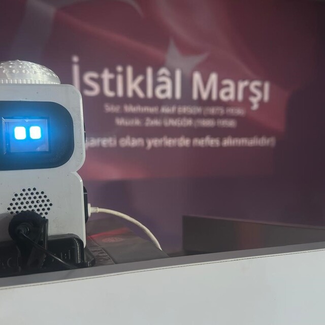 Takkesi ve parlayan gözleri ile çocukların arkadaşı robot 'Hacı Abi'
Sarayl...