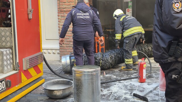 Eskişehir'deki çiğ börekçide yangın
Alevlere yangın tüpleri ile müdahale eden 2 çalışan dumandan etkilendi