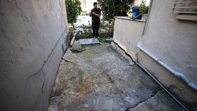 Mersin'de çatlak nedeniyle tahliye edilen apartman inceleniyor