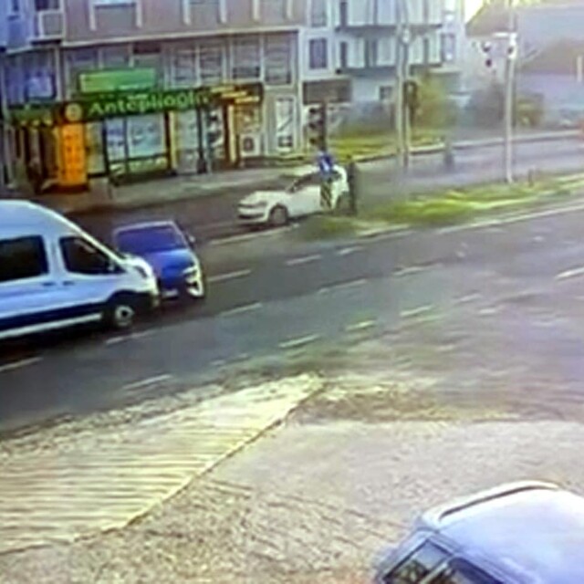 Minibüs ile otomobilin çarpıştığı kaza kamerada; 2 yaralı