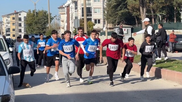 Tavşanlı'da gençler Cumhuriyet koşusunda ter döktü
Aniden parkura giren yavru kedi ezilmekten son anda kurtuldu