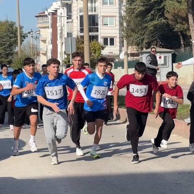 Tavşanlı'da gençler Cumhuriyet koşusunda ter döktü
Aniden parkura giren yav...