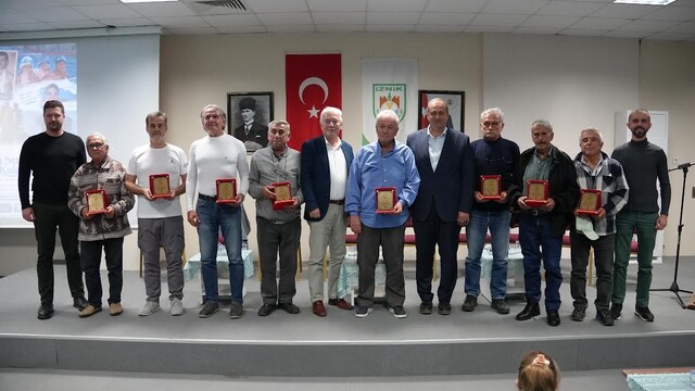 "Eski Sular Yeni Kulaçlar" İznik'te geçmiş ile geleceği aynı kulvarda buluşturdu
İznik'in yarım asır önceki yüzme takımı ile bugünün yüzme takımı öğrencileri anlamlı bir etkinlikte buluştu