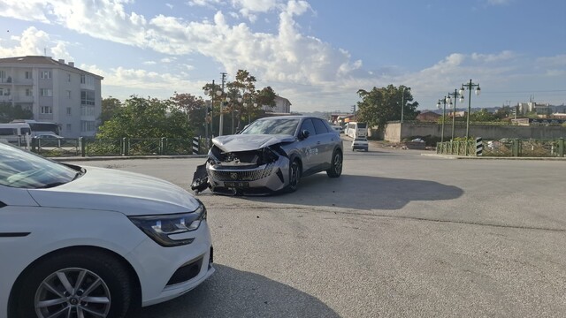 İki sokak kesişimindeki trafik kazası maddi hasarla atlatıldı
Mahalle muhtarı, sürekli kaza olan bölgedeki yola tümsek ve sürücülerin işini kolaylaştıracak ayna talep etti