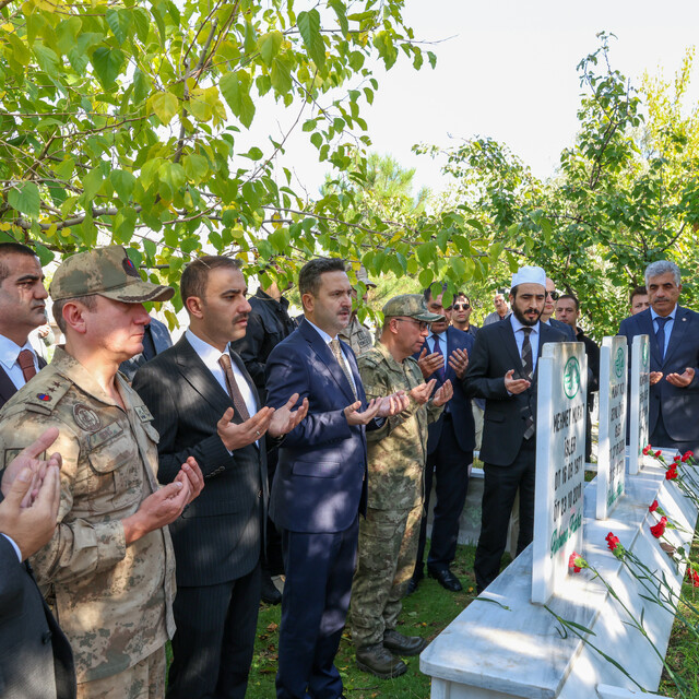 Van depreminin 15. yılında hayatını kaybedenler anıldı