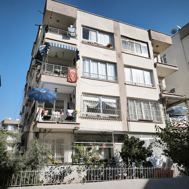 Zemininde çatlak ve çökme meydana gelen binada inceleme sürüyor