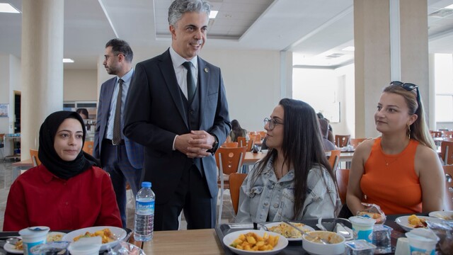 EBYÜ Rektörü Kuyrukluyıldız öğrencilerle bir araya geldi