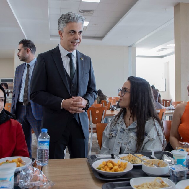 EBYÜ Rektörü Kuyrukluyıldız öğrencilerle bir araya geldi