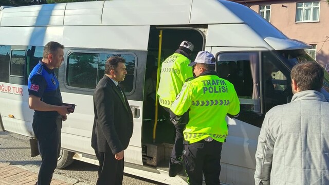Ladik'te taşımalı eğitim servislerine sıkı denetim: 15 minibüs kontrol edildi