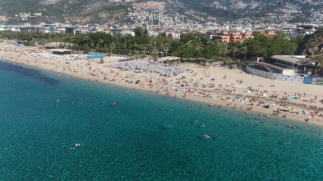 Alanya'da yazdan kalma gün: Ekim ayı sonunda deniz keyfi yaşanıyor
Alanya'da güneş yüzünü gösterdi, turistler denize koştu