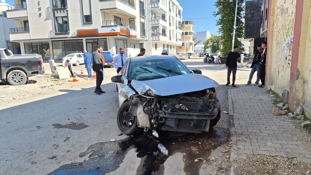 Otomobil ile kamyonet çarpıştı: 1'i ağır 2 yaralı