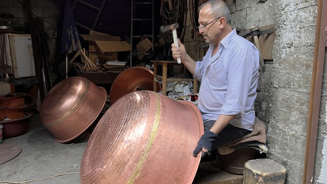 45 yıldır bakıra çekiç vuruyor, kaybolmaya yüz tutan mesleğini yaşatmaya çalışıyor
Binlerce çekiç darbesiyle kazan üretiyor, mesleğini yaşatmaya çalışıyor