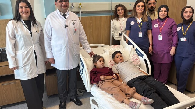 Gaziantep'te iki kardeşin kalbindeki delikler aynı anda yapılan operasyonla kapatıldı
Okulda bayılınca kalbinde delik olduğu belirlendi, aynı hastalığın kardeşinde de olduğu tespit edildi
İki kardeş kapalı yöntem anjiyo ile sağlığına kavuştu