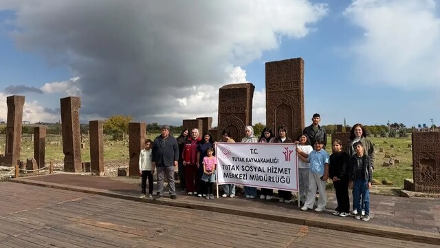 Tutaklı çocuklar Ahlat'ın tarihi mirasını keşfetti