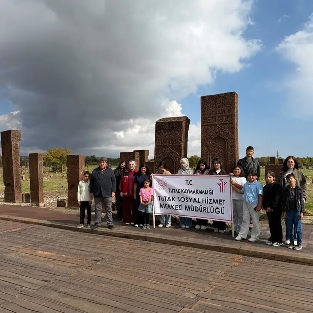 Tutaklı çocuklar Ahlat'ın tarihi mirasını keşfetti