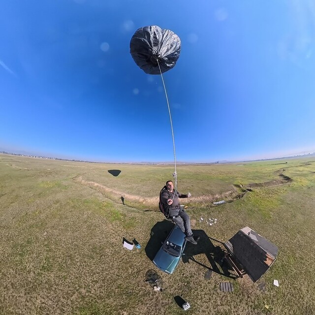 Çöp poşetlerinden güneş enerjisiyle yükselen balon yaptı
Paraşüt meraklısı...