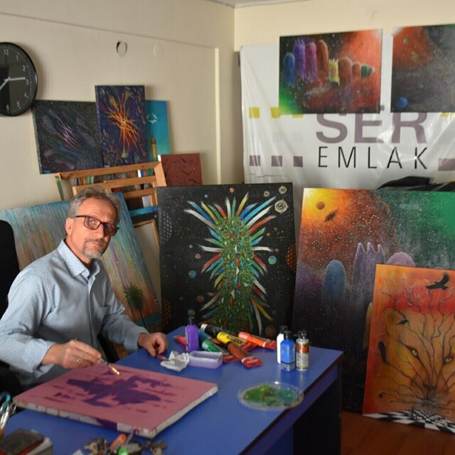 İzmirli emlakçı, mesaisine resim fırçasıyla renk katıyor