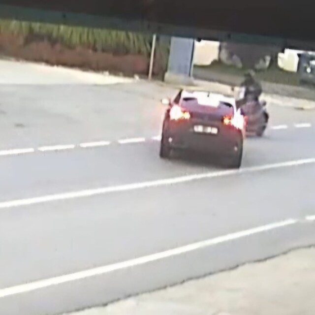 Motosiklet ile otomobilin çarpıştığı kaza kamerada