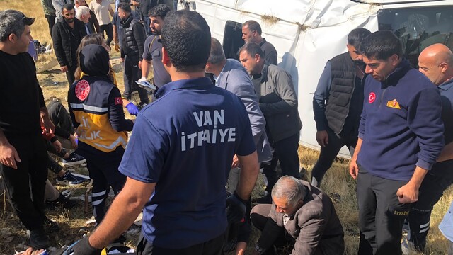 Van'da tır yolcu minibüsü ile çarpıştı: 11 yaralı