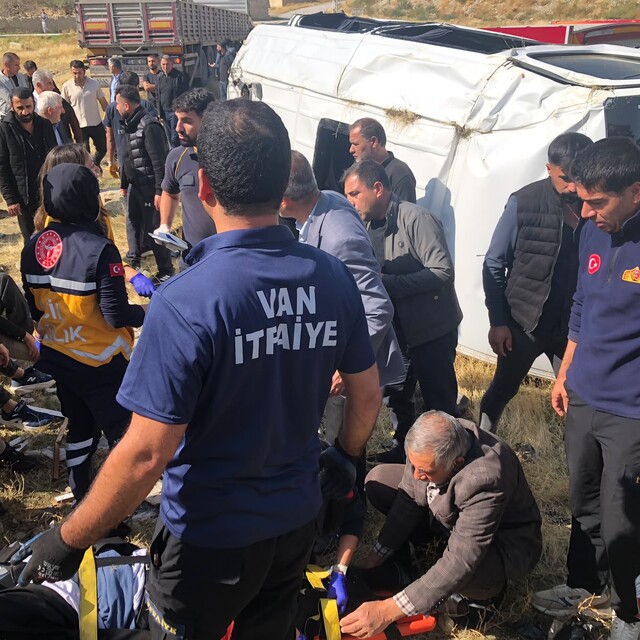 Van'da tır yolcu minibüsü ile çarpıştı: 11 yaralı