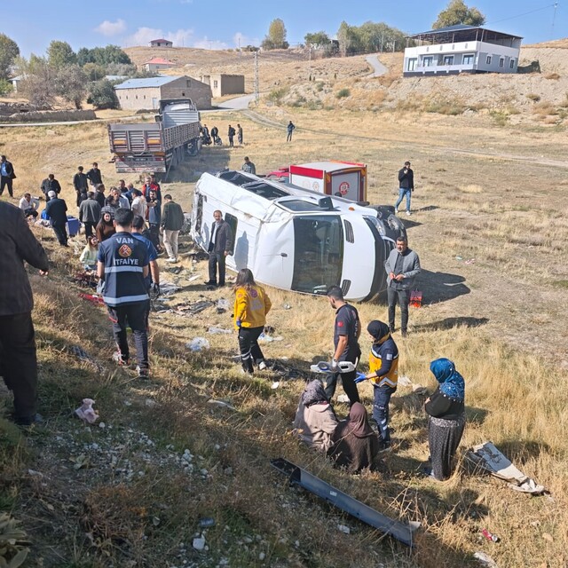 TIR'la yolcu minibüsü çarpıştı; 1'i ağır, 11 yaralı