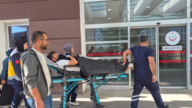 Motosiklet ile hafif ticari araç çarpıştı: 1 yaralı
