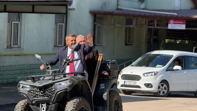 Başkan Çetinkaya makam aracını bıraktı, mahalleyi ATV ile gezdi