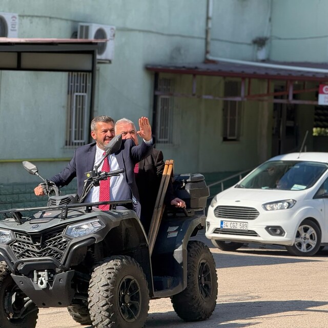 Başkan Çetinkaya makam aracını bıraktı, mahalleyi ATV ile gezdi