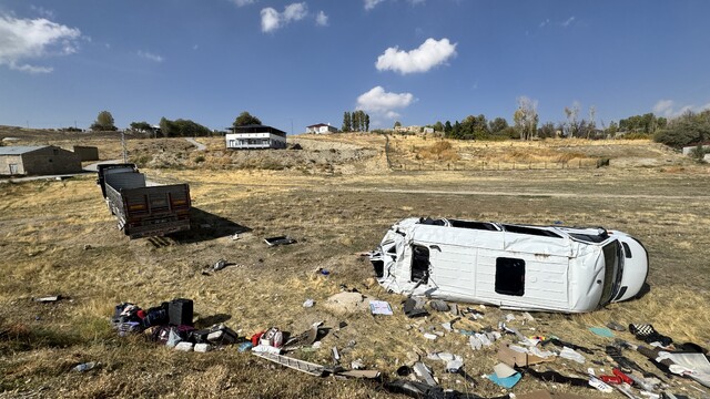 Van'da tır ile minibüsün çarpıştığı kazada bir kişi öldü, 11 kişi yaralandı