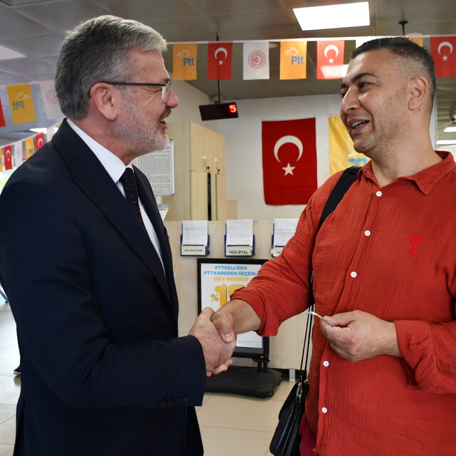 Adana'da PTT'den müşterisine 186. kuruluş yıl dönümü hediyesi