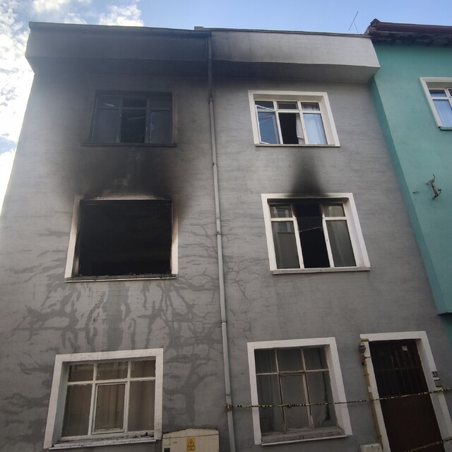 Kütahya'da apartmanda çıkan yangında dumandan etkilenen kişi öldü