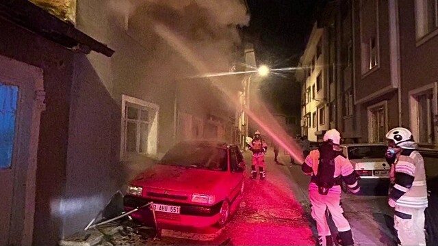 Kütahya'da 3 katlı binada yangın: 1 ölü