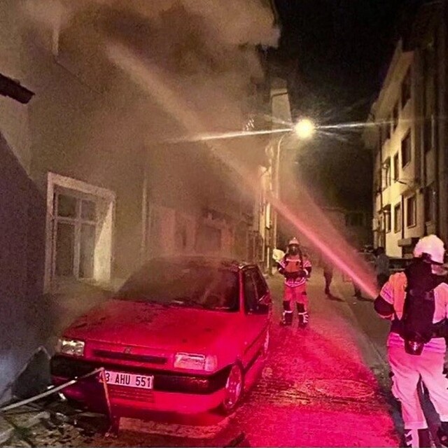 Kütahya'da 3 katlı binada yangın: 1 ölü