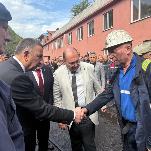 Vali Hacıbektaşoğlu maden kazasında yaralanan işçileri hastanede ziyaret et...