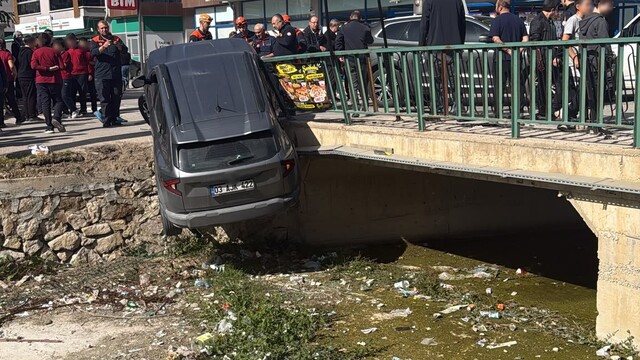 3 aracın karıştığı kazada araçlardan biri dereye uçtu