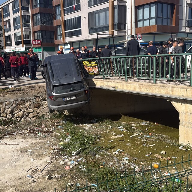 3 aracın karıştığı kazada araçlardan biri dereye uçtu