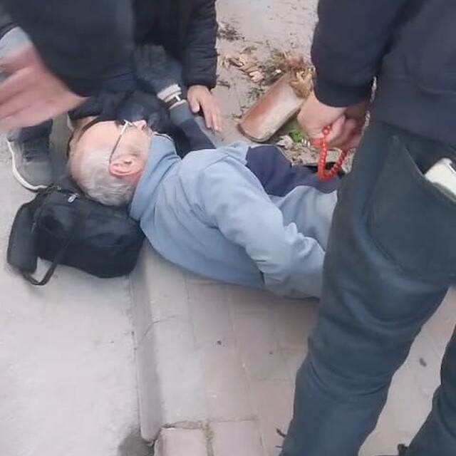 Tamir ettiği çatıdan düşüp yaralandı