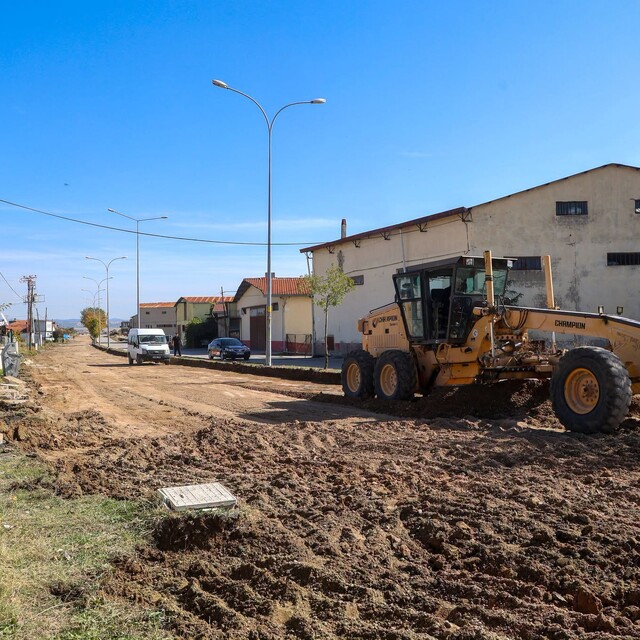 Uşak'ta yol yenileme çalışmaları sürüyor