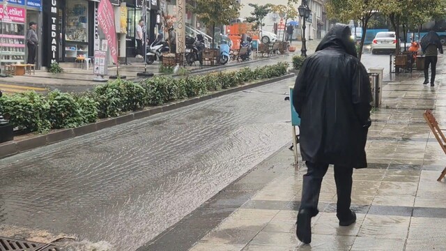 Tekirdağ'da beklenen yağış etkisini gösterdi, yollar adeta dereye döndü