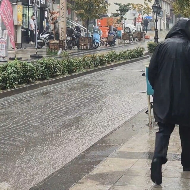 Tekirdağ'da beklenen yağış etkisini gösterdi, yollar adeta dereye döndü