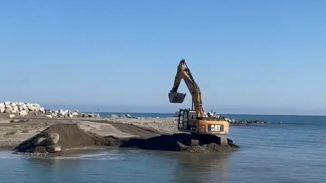 Sinop'ta zarar gören balıkçı barınağında temizlik mesaisi