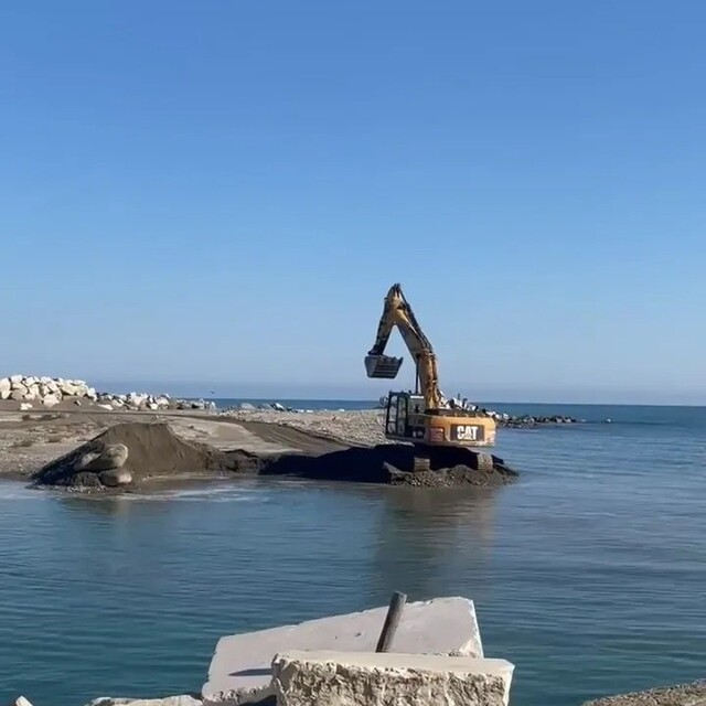 Sinop'ta zarar gören balıkçı barınağında temizlik mesaisi