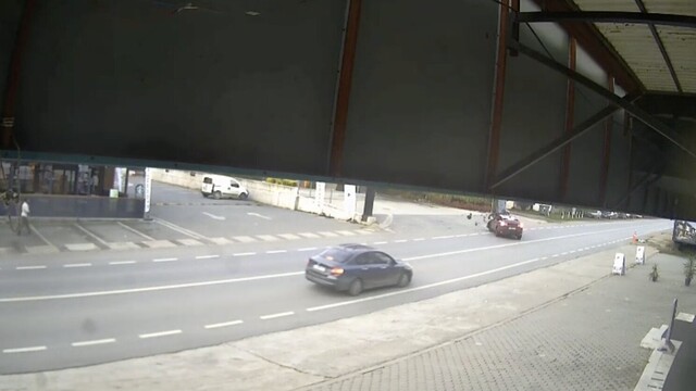 Motosiklet ile otomobil çarpıştı
Kaza anı güvenlik kamerasına yansıdı