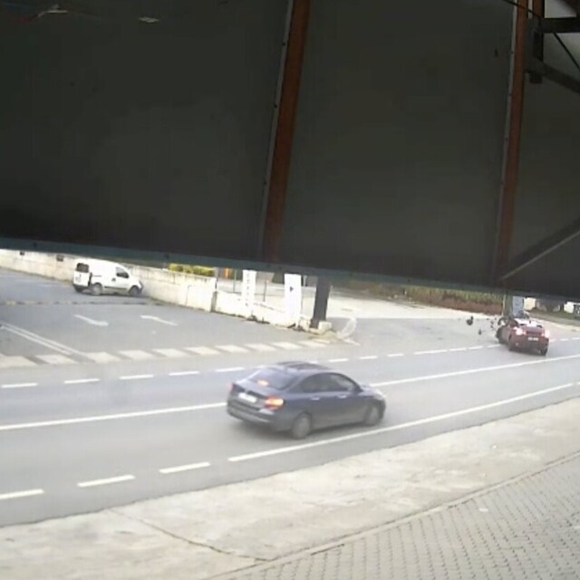 Motosiklet ile otomobil çarpıştı
Kaza anı güvenlik kamerasına yansıdı
