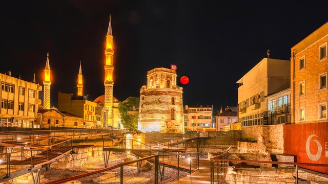 Bakan Ersoy, Edirne'nin tarihe açılan kulesini inceledi
4 ayda 18 bin ziyaretçi ağırlayan Makedonya Kule Müzesi Edirne'nin yeni gözdesi