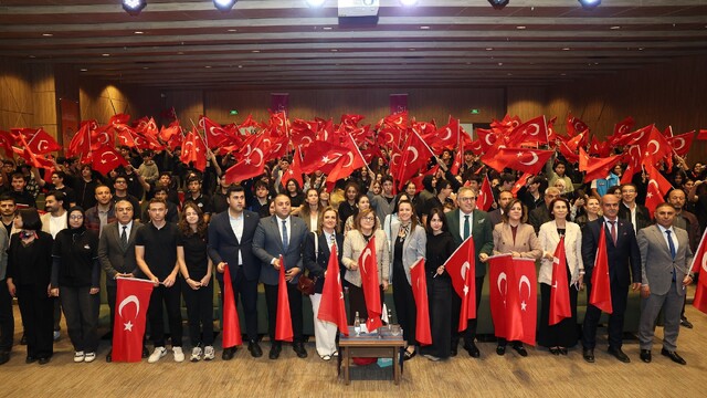 Şahin, "Bir Dakika, Bir Merak, Bir Cevap" programında gençlerle buluştu