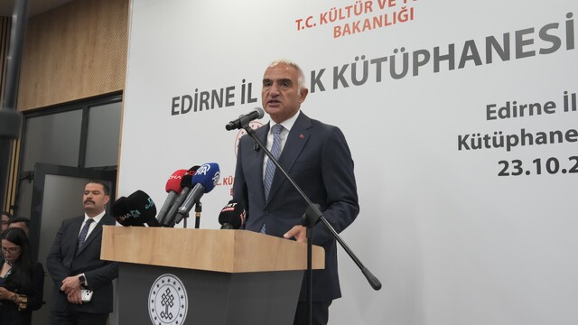 Edirne'ye 8 bin 812 metrekarelik yeni bilgi merkezi
Kültür ve Turizm Bakanı Mehmet Nuri Ersoy:
"Aynı anda binden fazla kişinin yararlanabileceği oturma kapasitesiyle hizmete açılan kütüphanede öğrencilerin ders çalışabileceği, gençlerin araştırma yapabileceği ve vatandaşların kitap okuyup kendilerini geliştirebileceği nitelikli bir ortam oluşturduk"
"Edirne İl Halk Kütüphanesi bünyesinde Selimiye Yazma Eser Kütüphanesi için de hizmet alanı oluşturuldu"
160 bin kitap kapasitesine sahip Edirne İl Halk Kütüphanesi ve yeniden hayat bulan beş asırlık Muradiye Mevlevihanesi düzenlenen törenle açıldı