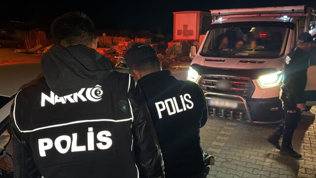 Edremit'te 8 aranan şahıs yakalandı