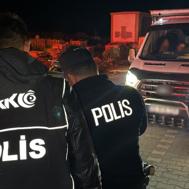 Edremit'te 8 aranan şahıs yakalandı