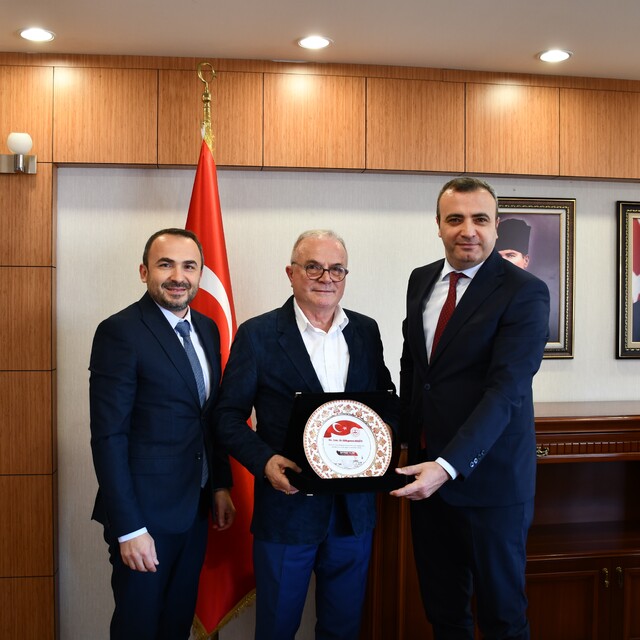 Vezirköprü'de 38 yıldır görev yapan hekime plaket